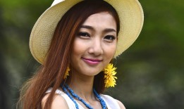 老婆朋友圈经常暗示和别人一起去玩怎么办