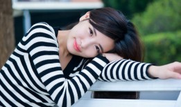 老婆经常在朋友圈和别人搞暧昧怎么办