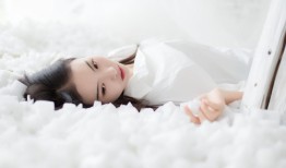 老婆在朋友圈经常收到男人的暧昧回复关系正常吗